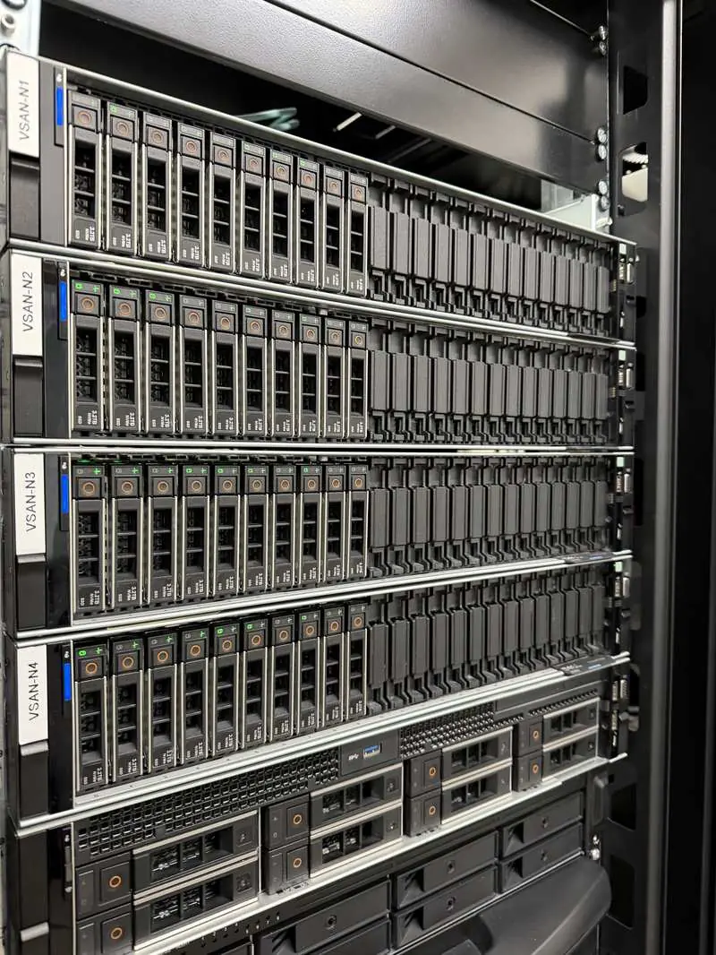Frontali server e bay disco decontaminati dopo la pulizia tecnica