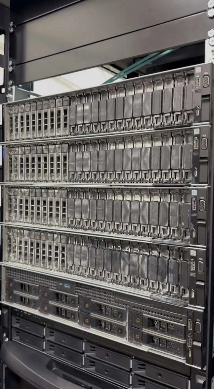 Frontali server e bay disco con accumulo di polvere da cantiere prima della pulizia tecnica