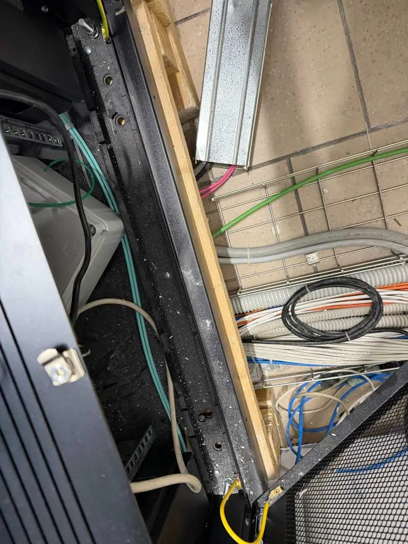 Base interna del rack con accumulo di detriti e polvere da cantiere