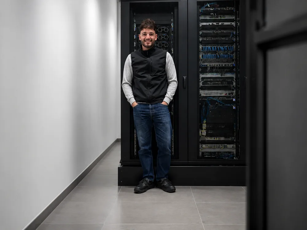 Luigi Agostino, titolare NOSHUT, al lavoro in datacenter